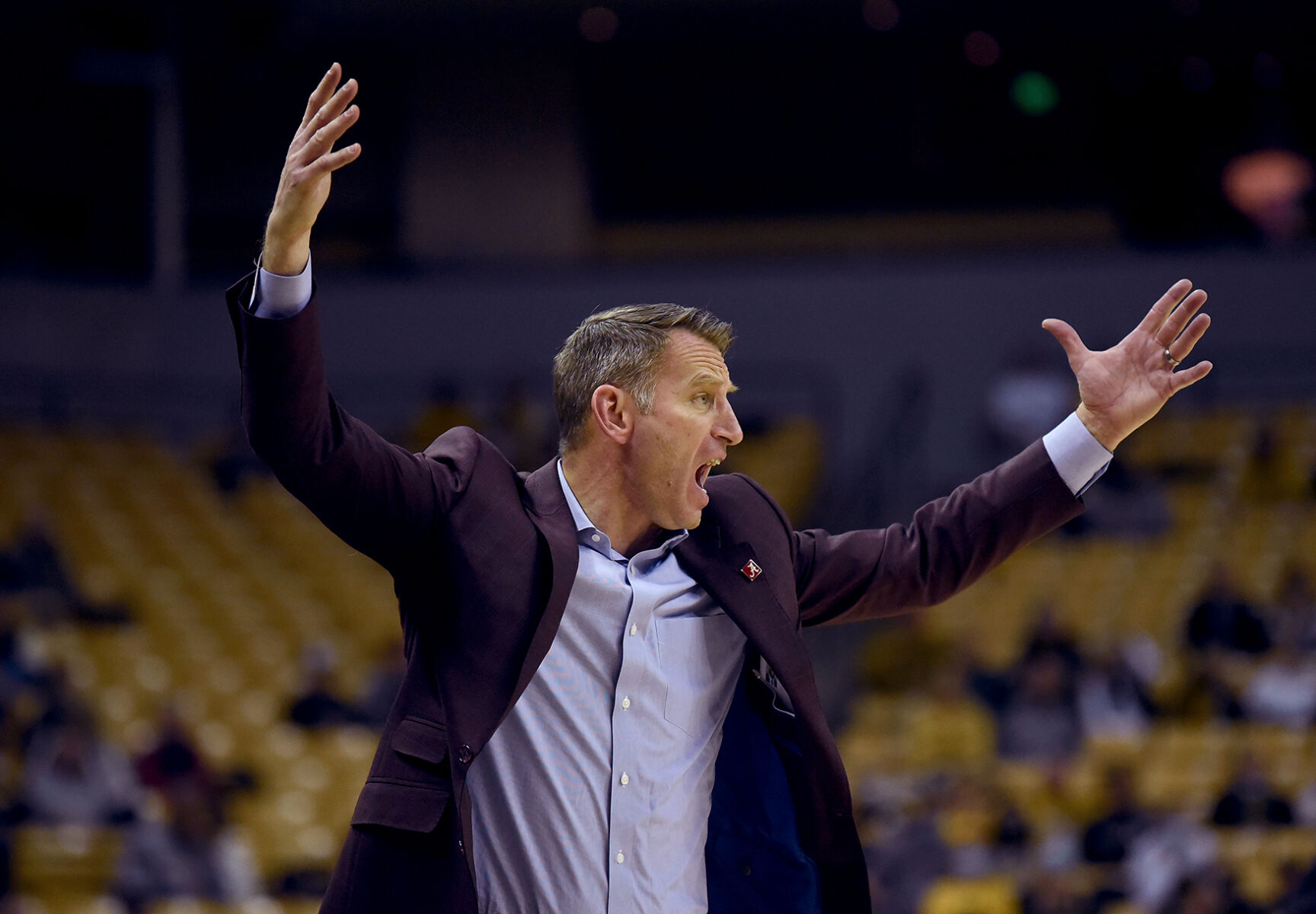 Alabama head basketball coach Nate Oats shouts